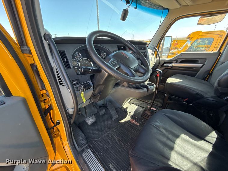 image for item ES5866 2021 Kenworth T680 semi truck