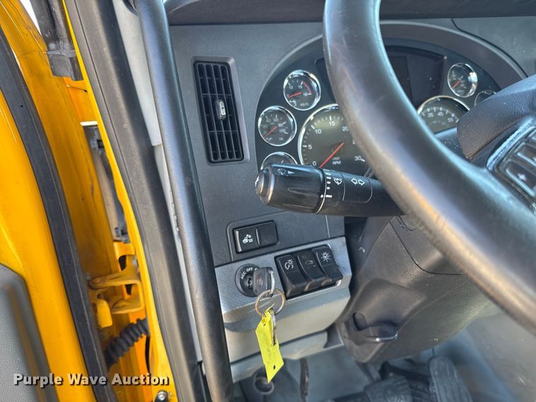 image for item ES5866 2021 Kenworth T680 semi truck