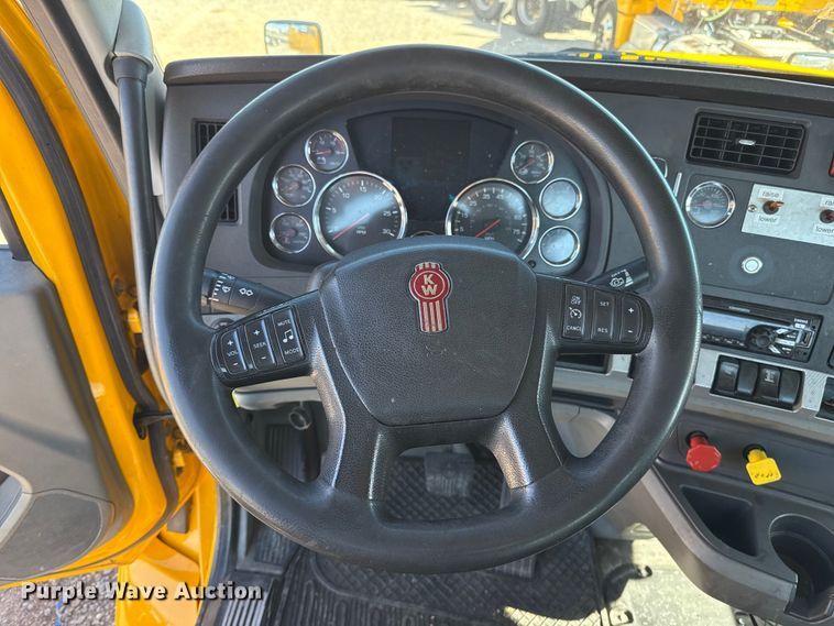 image for item ES5866 2021 Kenworth T680 semi truck