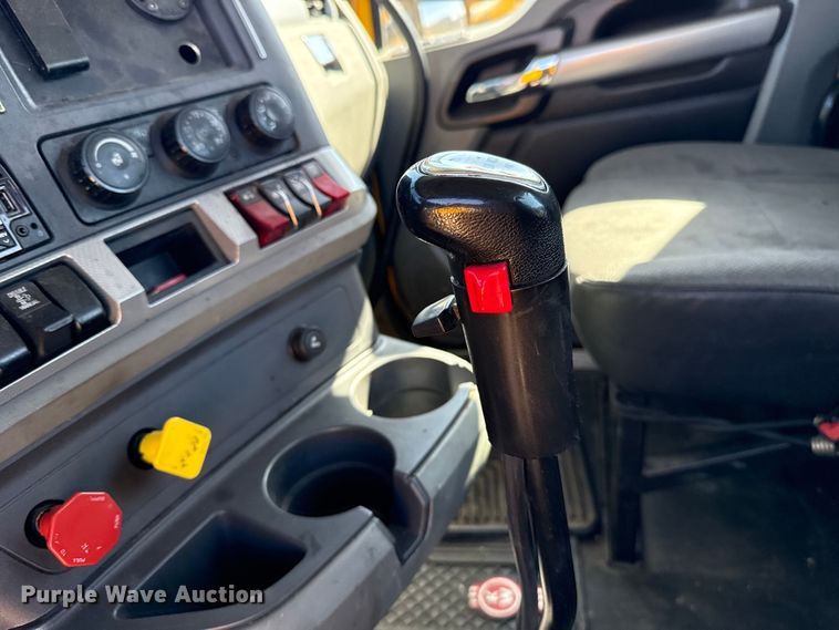 image for item ES5866 2021 Kenworth T680 semi truck