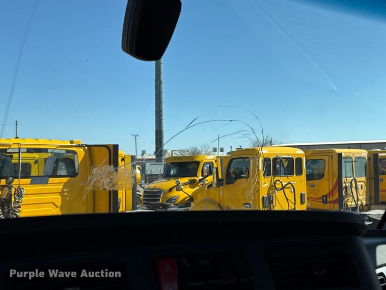 image for item ES5866 2021 Kenworth T680 semi truck