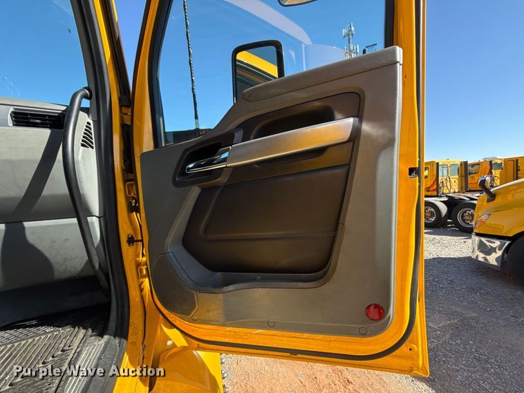 image for item ES5866 2021 Kenworth T680 semi truck