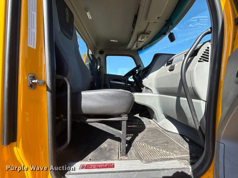 image for item ES5866 2021 Kenworth T680 semi truck