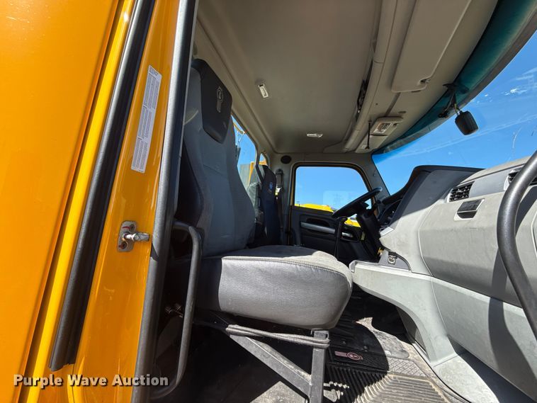 image for item ES5866 2021 Kenworth T680 semi truck