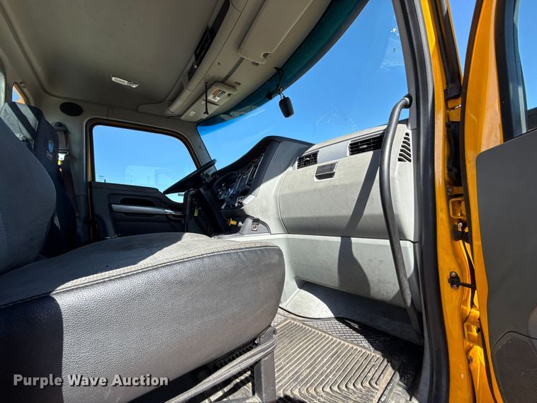 image for item ES5866 2021 Kenworth T680 semi truck