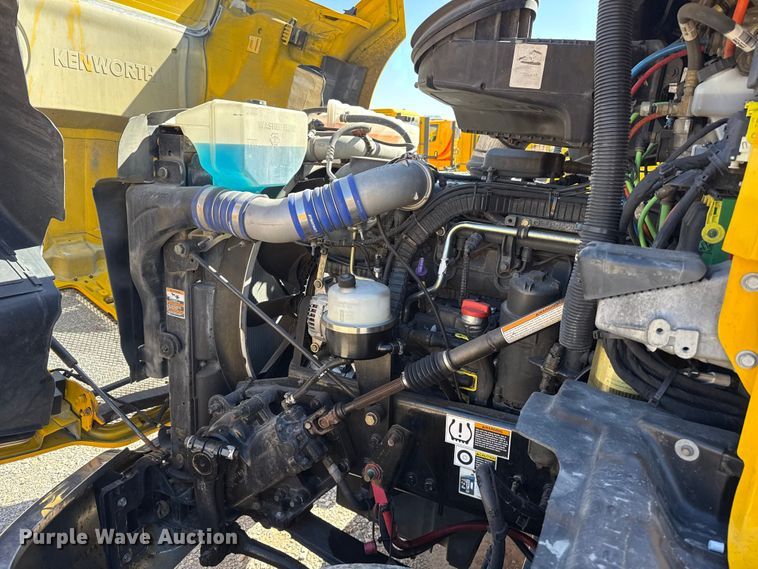 image for item ES5866 2021 Kenworth T680 semi truck