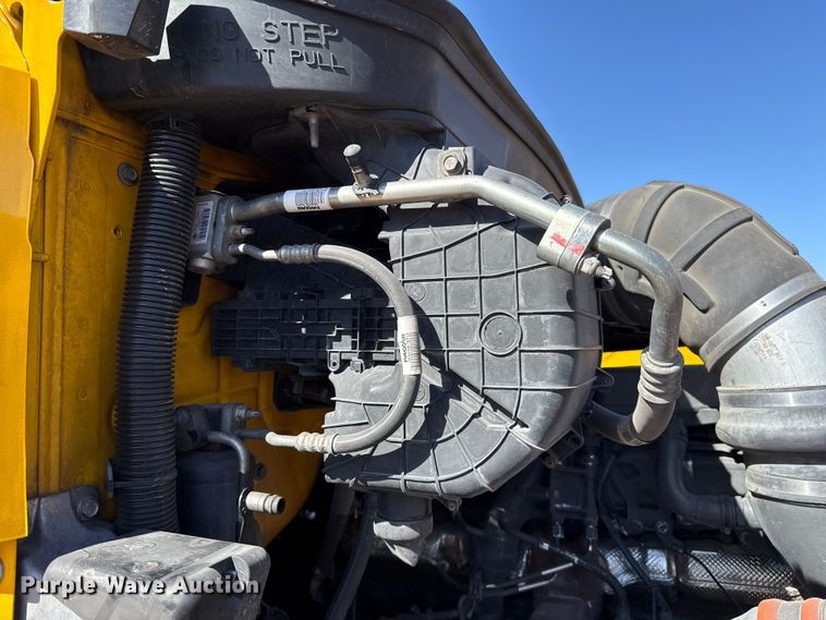 image for item ES5866 2021 Kenworth T680 semi truck