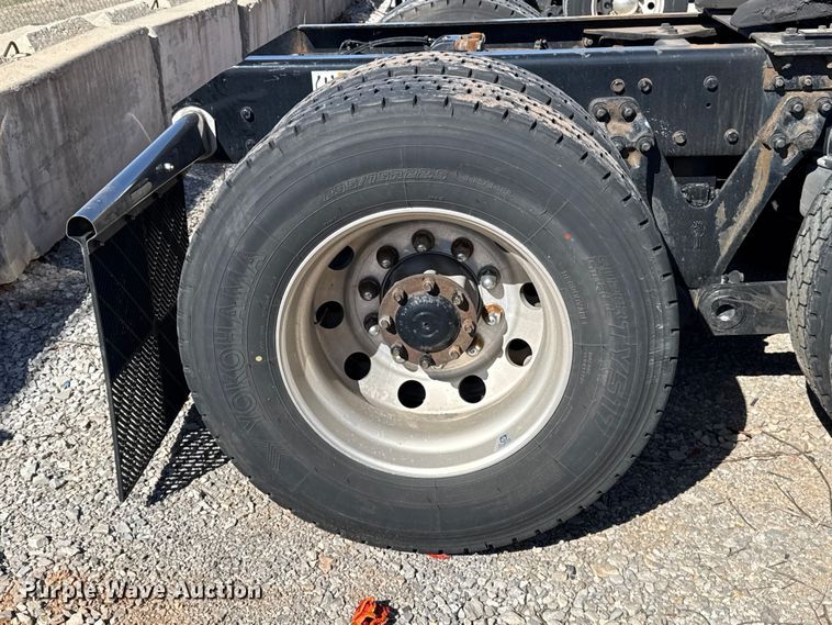 image for item ES5866 2021 Kenworth T680 semi truck