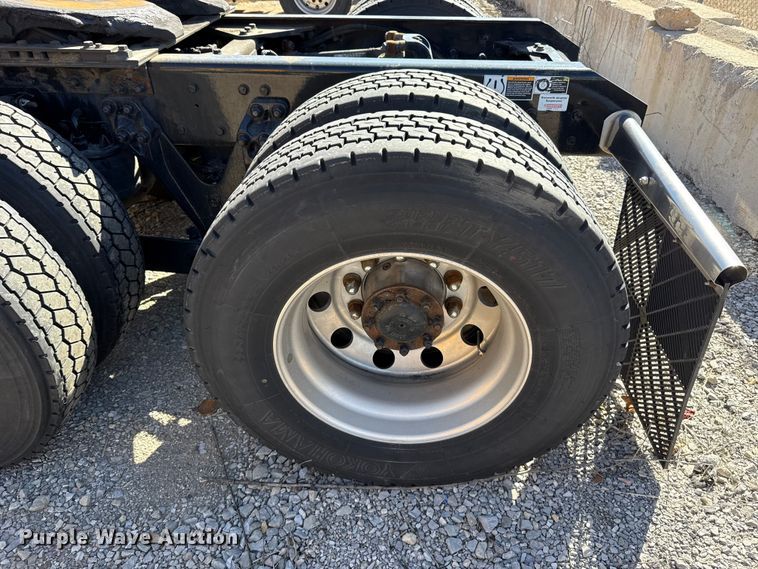 image for item ES5866 2021 Kenworth T680 semi truck