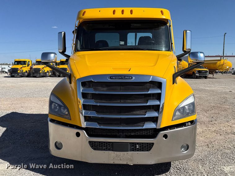 image for item ES5867 2022 Freightliner Cascadia 126 semi truck