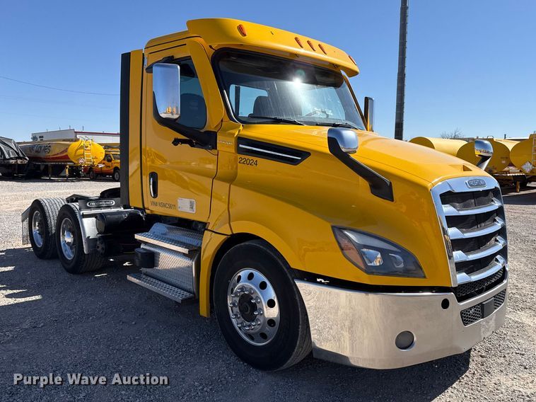 image for item ES5867 2022 Freightliner Cascadia 126 semi truck