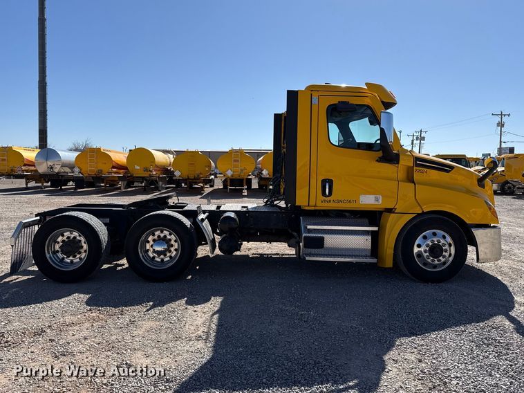 image for item ES5867 2022 Freightliner Cascadia 126 semi truck