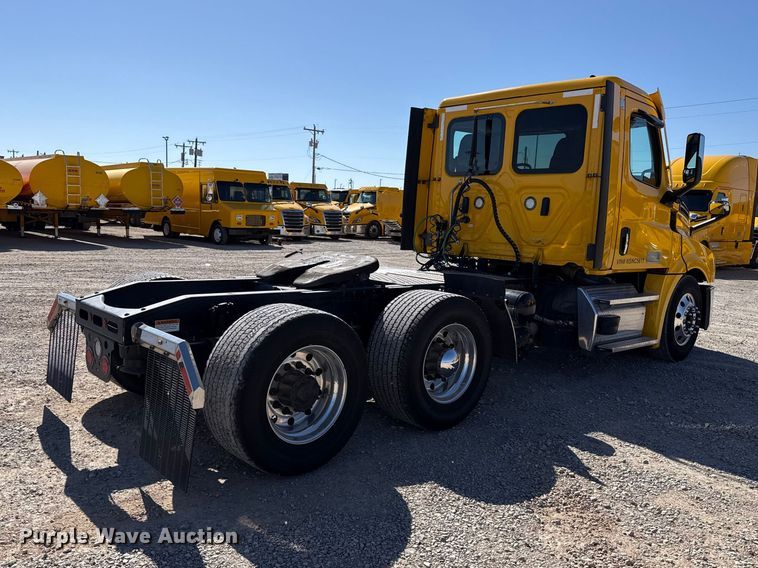 image for item ES5867 2022 Freightliner Cascadia 126 semi truck