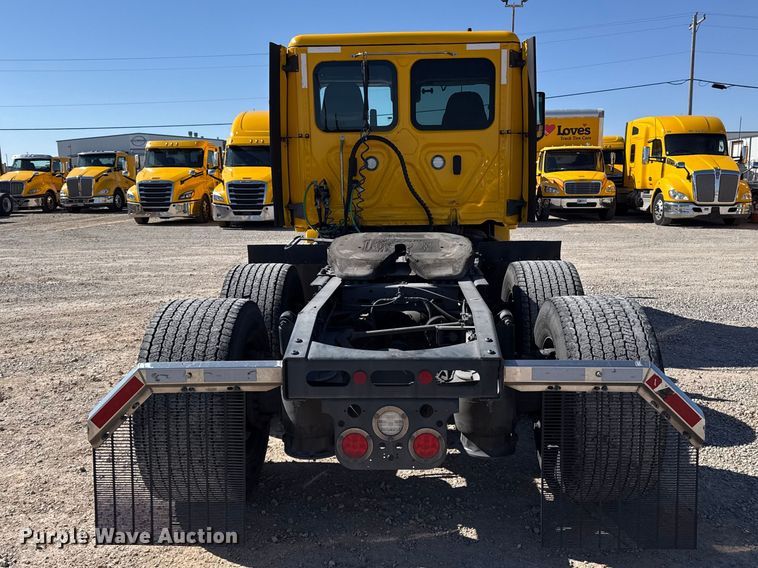 image for item ES5867 2022 Freightliner Cascadia 126 semi truck