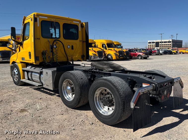 image for item ES5867 2022 Freightliner Cascadia 126 semi truck