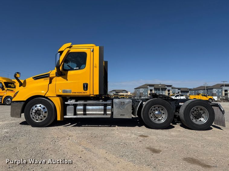 image for item ES5867 2022 Freightliner Cascadia 126 semi truck