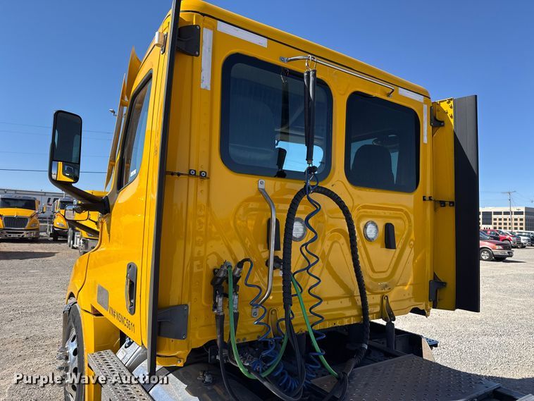 image for item ES5867 2022 Freightliner Cascadia 126 semi truck