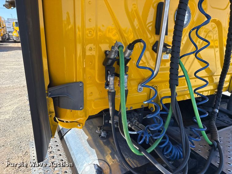 image for item ES5867 2022 Freightliner Cascadia 126 semi truck