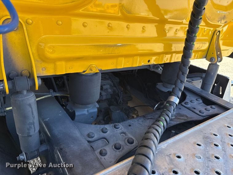 image for item ES5867 2022 Freightliner Cascadia 126 semi truck