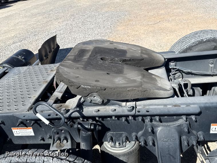 image for item ES5867 2022 Freightliner Cascadia 126 semi truck