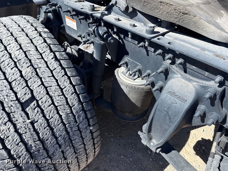 image for item ES5867 2022 Freightliner Cascadia 126 semi truck