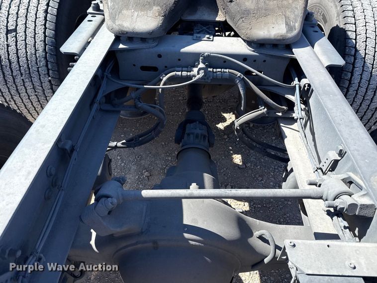 image for item ES5867 2022 Freightliner Cascadia 126 semi truck