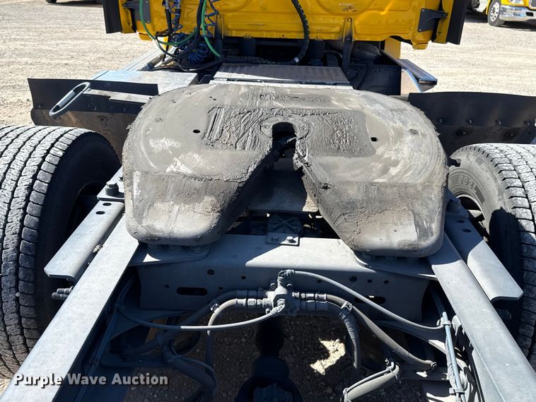 image for item ES5867 2022 Freightliner Cascadia 126 semi truck