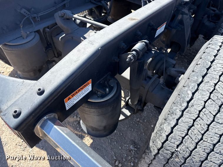 image for item ES5867 2022 Freightliner Cascadia 126 semi truck