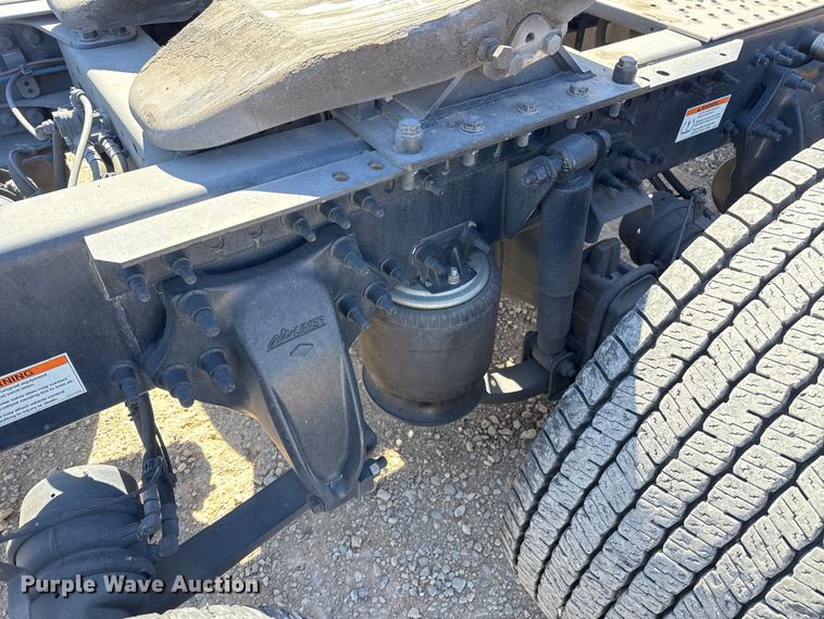 image for item ES5867 2022 Freightliner Cascadia 126 semi truck