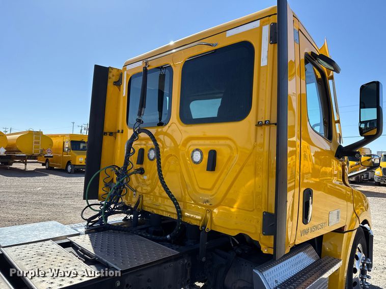 image for item ES5867 2022 Freightliner Cascadia 126 semi truck