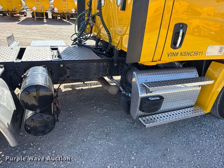 image for item ES5867 2022 Freightliner Cascadia 126 semi truck