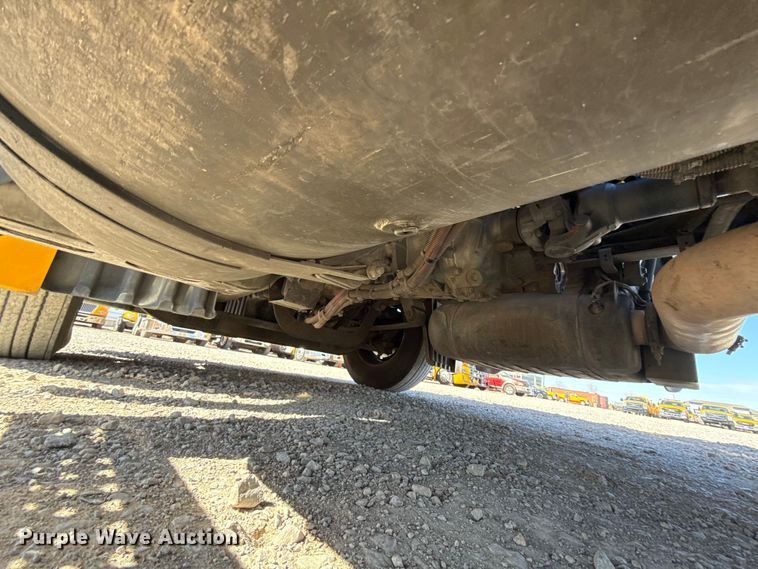 image for item ES5867 2022 Freightliner Cascadia 126 semi truck