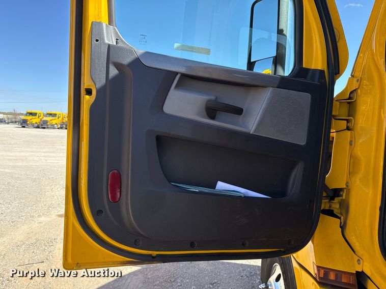 image for item ES5867 2022 Freightliner Cascadia 126 semi truck