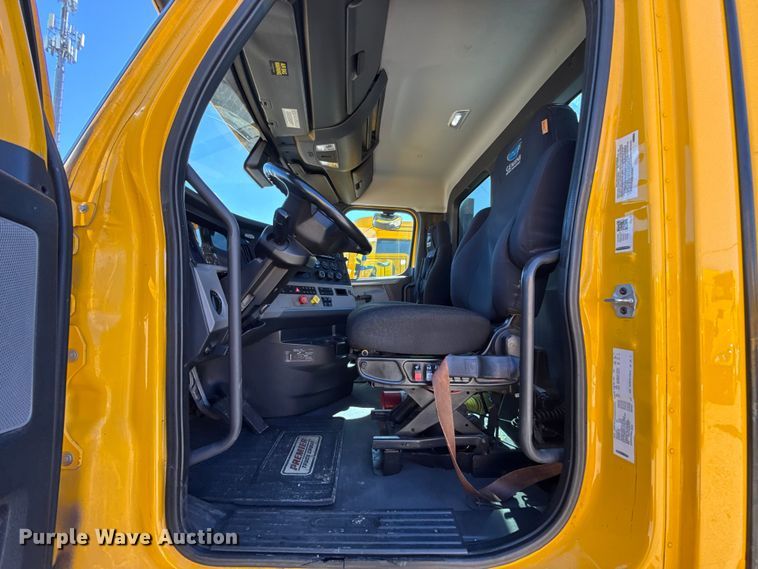 image for item ES5867 2022 Freightliner Cascadia 126 semi truck