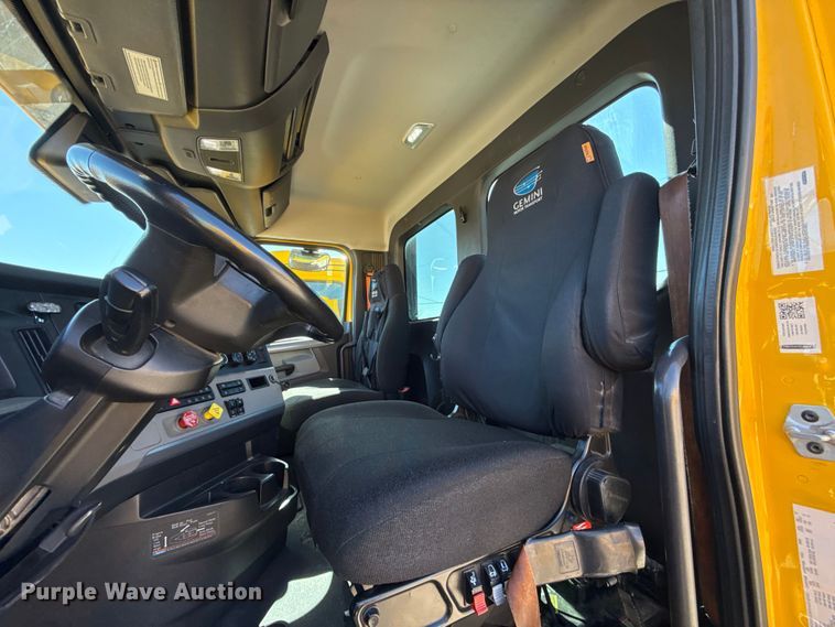 image for item ES5867 2022 Freightliner Cascadia 126 semi truck