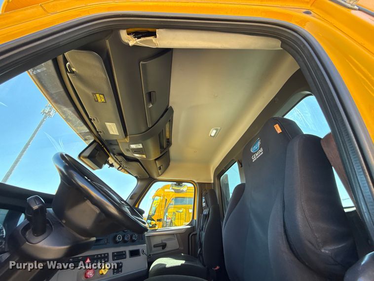 image for item ES5867 2022 Freightliner Cascadia 126 semi truck