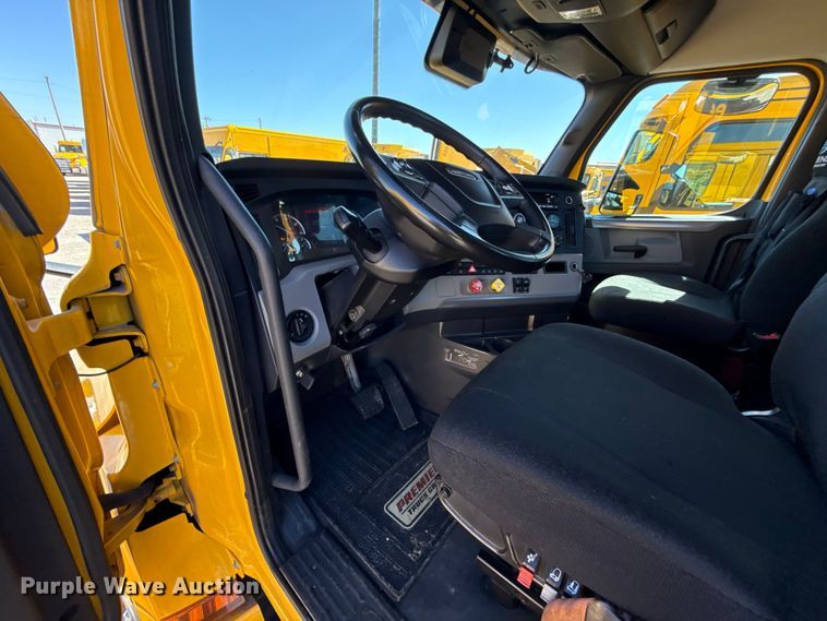 image for item ES5867 2022 Freightliner Cascadia 126 semi truck