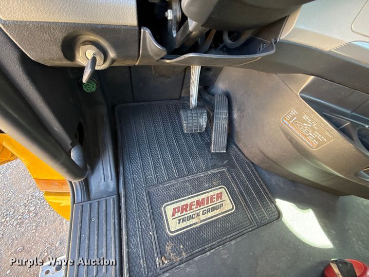 image for item ES5867 2022 Freightliner Cascadia 126 semi truck