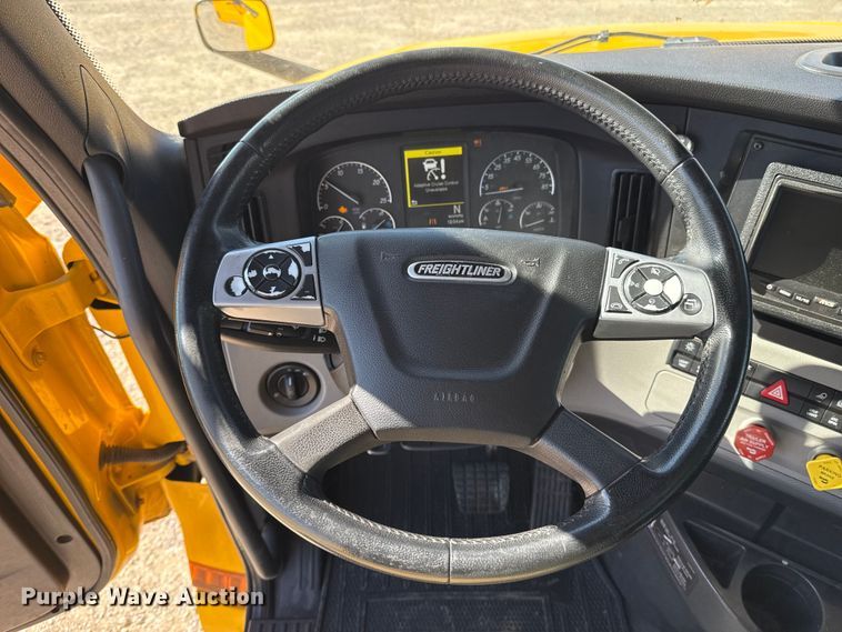 image for item ES5867 2022 Freightliner Cascadia 126 semi truck