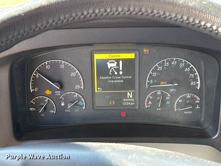 image for item ES5867 2022 Freightliner Cascadia 126 semi truck