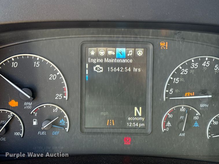 image for item ES5867 2022 Freightliner Cascadia 126 semi truck