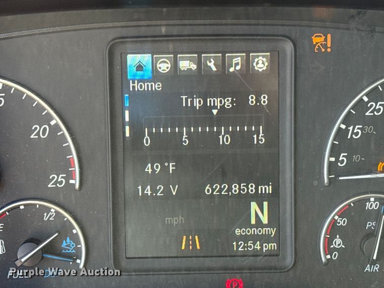 image for item ES5867 2022 Freightliner Cascadia 126 semi truck