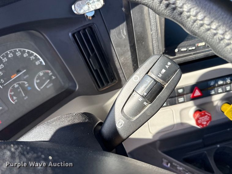 image for item ES5867 2022 Freightliner Cascadia 126 semi truck