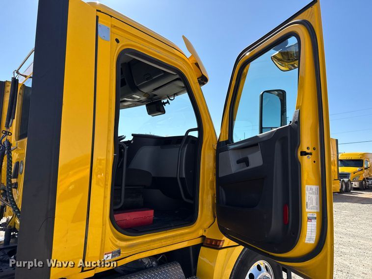 image for item ES5867 2022 Freightliner Cascadia 126 semi truck