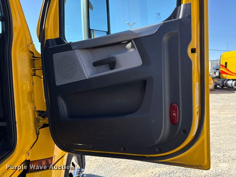 image for item ES5867 2022 Freightliner Cascadia 126 semi truck