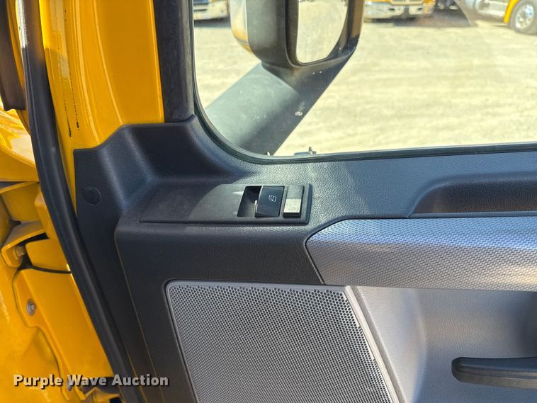 image for item ES5867 2022 Freightliner Cascadia 126 semi truck