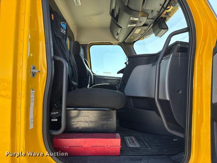 image for item ES5867 2022 Freightliner Cascadia 126 semi truck