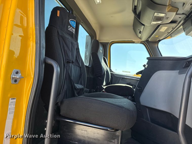 image for item ES5867 2022 Freightliner Cascadia 126 semi truck