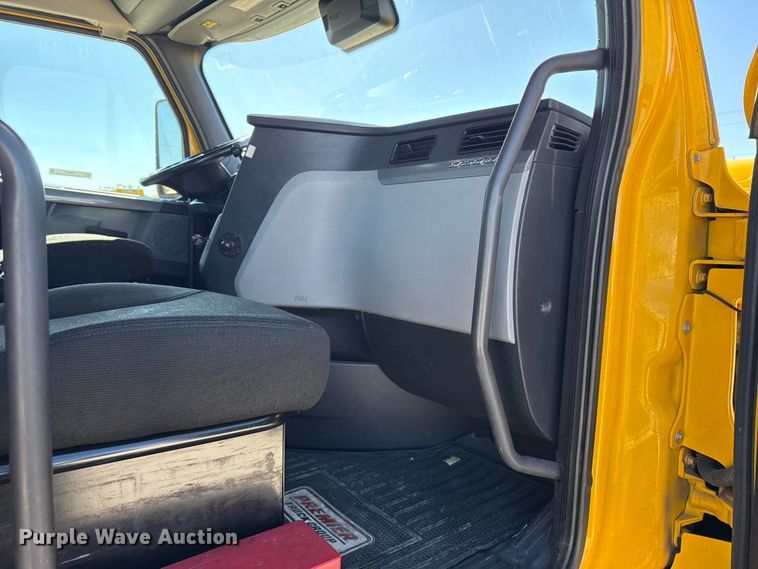 image for item ES5867 2022 Freightliner Cascadia 126 semi truck