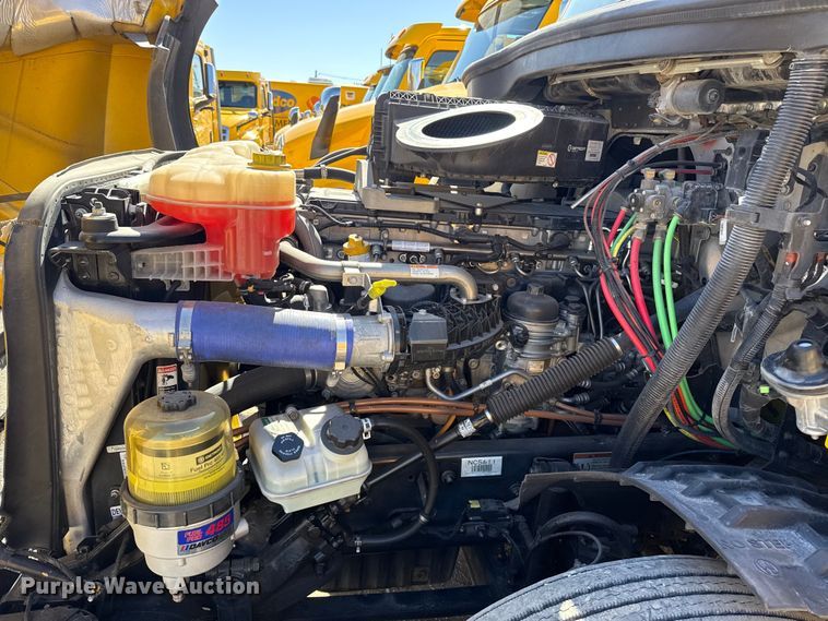 image for item ES5867 2022 Freightliner Cascadia 126 semi truck